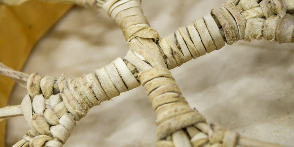 Up close of the back of a woven handle on drum